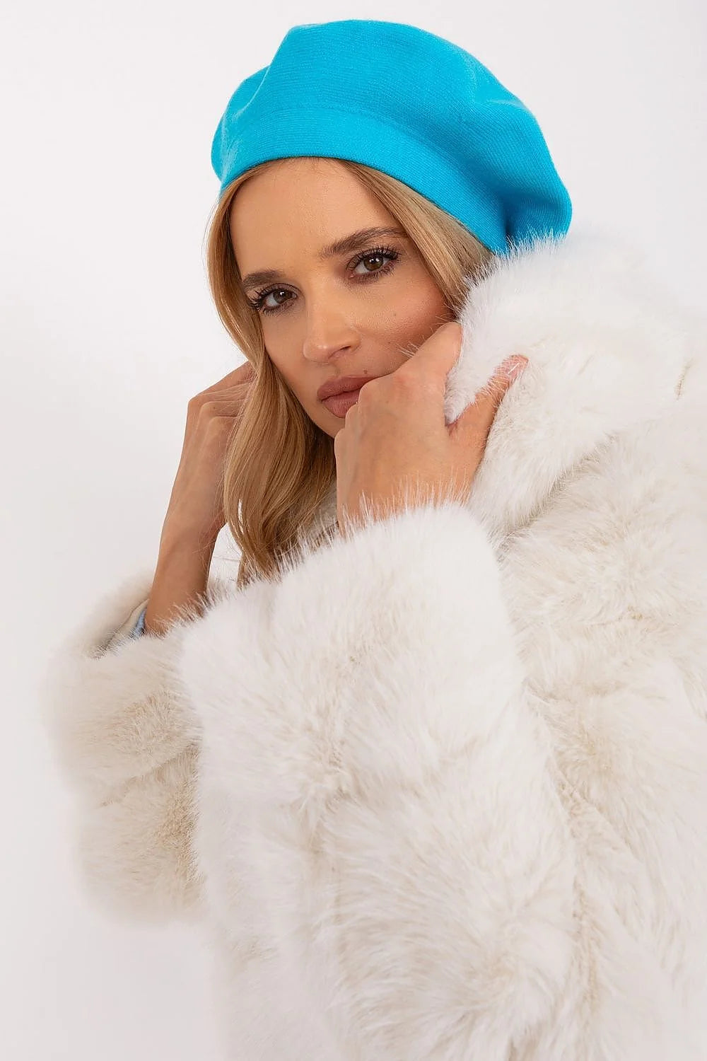 béret acrylique coton cachemire bleu éclatant audacieux parisien féminin élégant intemporel confortable doux soyeux antenne métal ample incliné luxueux chic