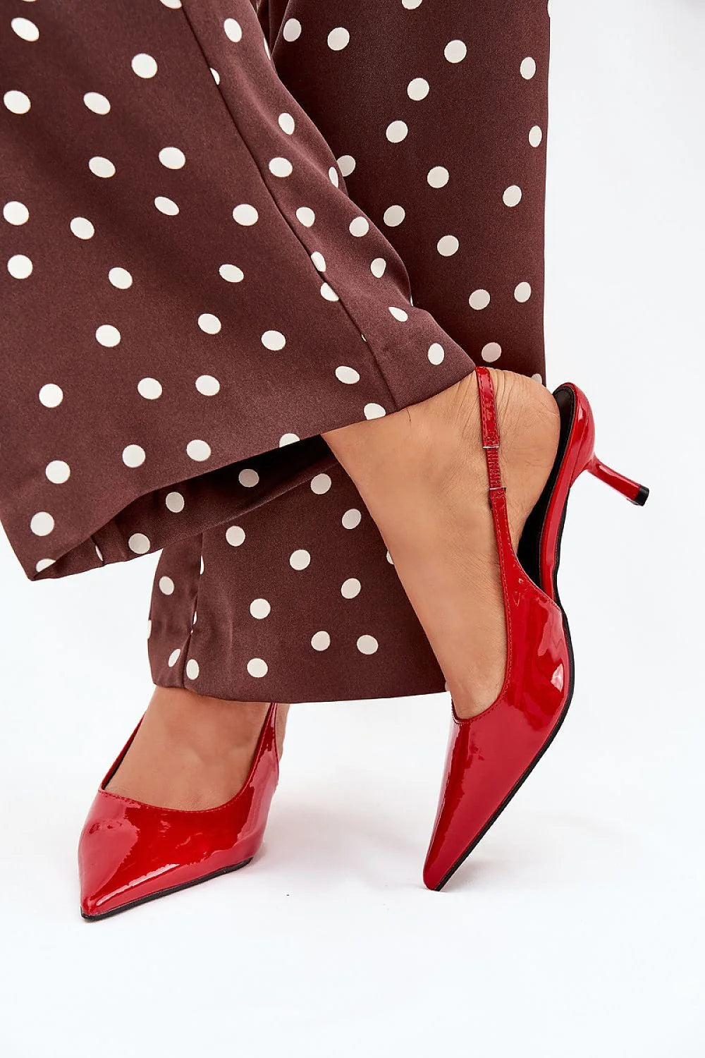 escarpins vernis rouge brillant slingback femme bout pointu talon kitten bas bride fine réglable matière miroir semelle noire soirée