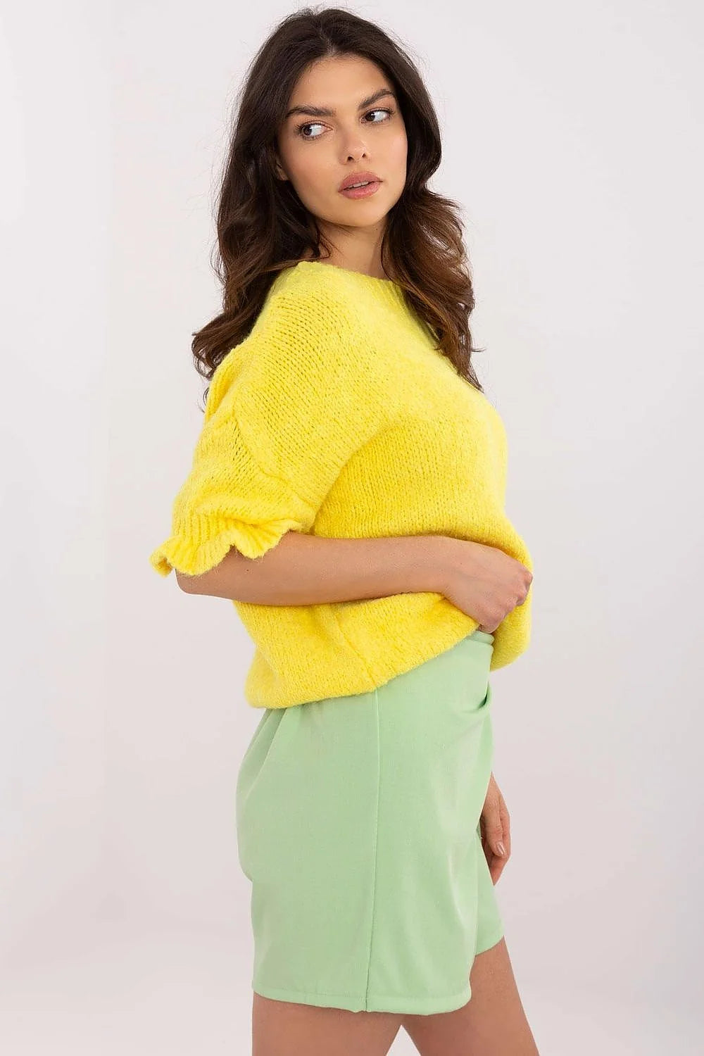 chandail femme jaune vif manches courtes retroussées col bateau large oversize maille grosse duveteuse mohair côtelée poignets ourlet ample cosy