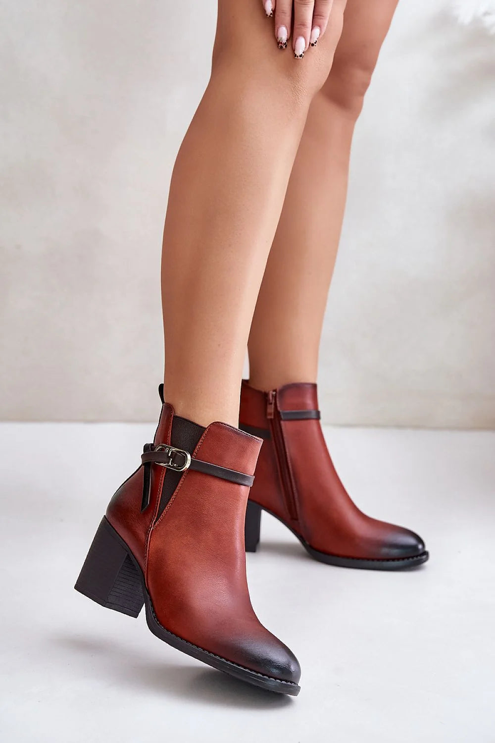 Bottines femmes design élégant moderne cuir marron rougeâtre talons carrés fermeture éclair détails métalliques