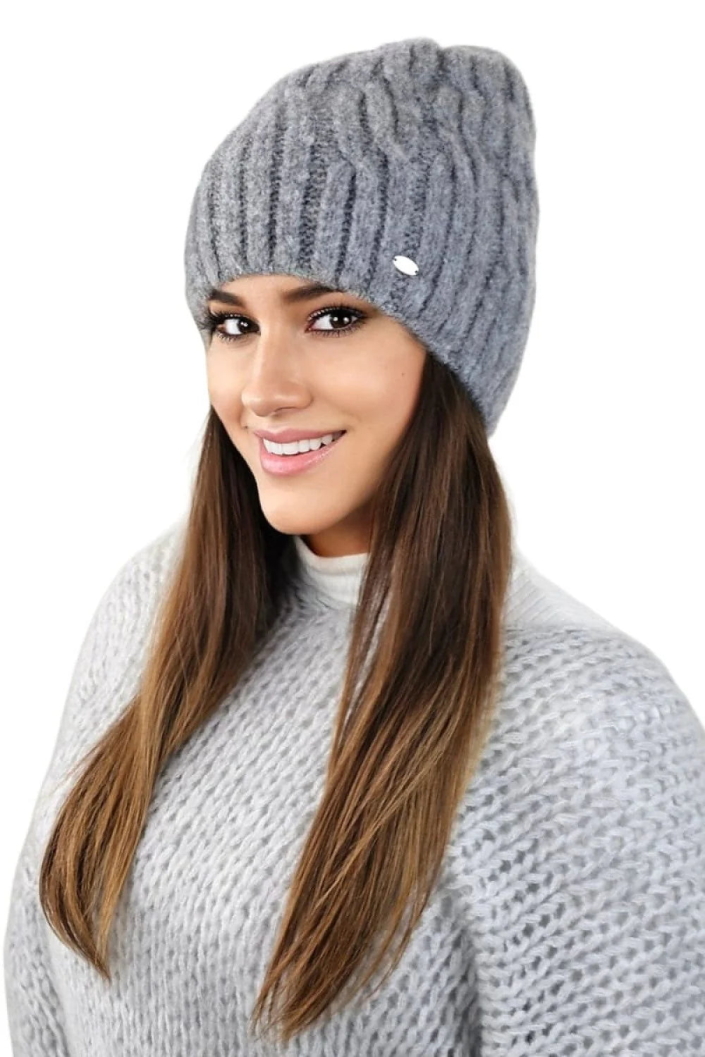 Bonnet d'hiver en laine mélangée pour femme, style élégant, couleur grise chinée, coupe slouchy, finitions métalliques, idéal pour les journées froides