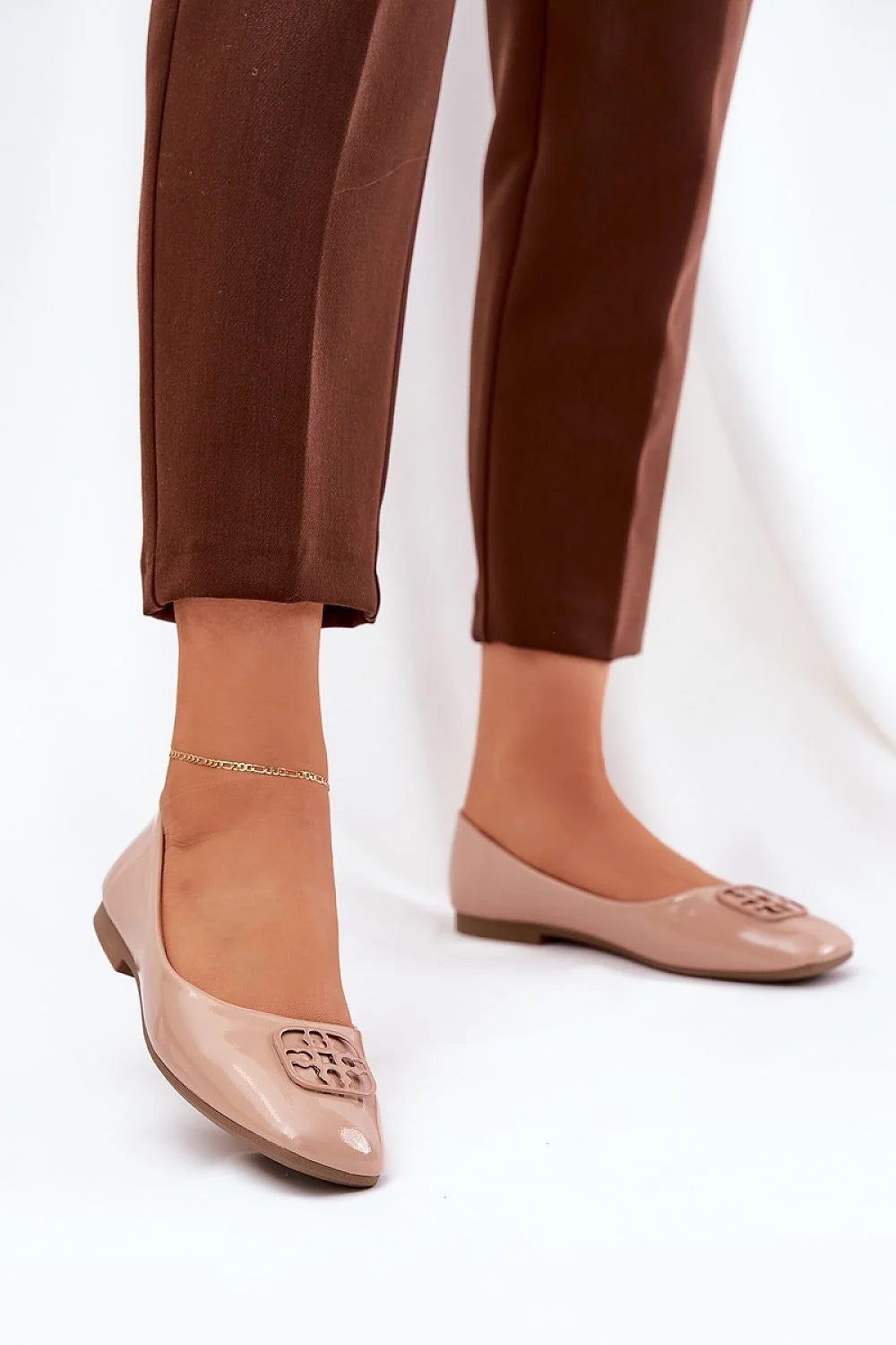 ballerines élégantes femme nude pastel verni cuir artificiel bout pointu ornement ajouré logo minimaliste talon plat confortable bureau