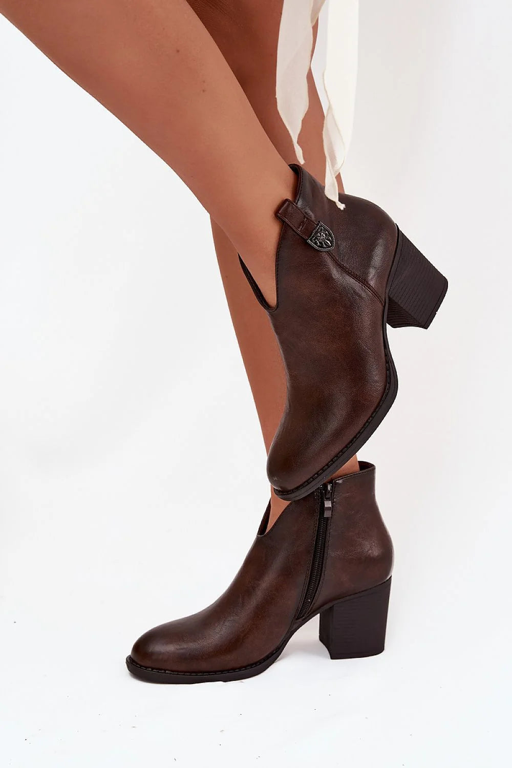 bottines femme cuir écologique doublure fourrure cheville découpe V arrondi talon bloc empilé zip bride métallique décorative semelle caoutchouc antidérapante