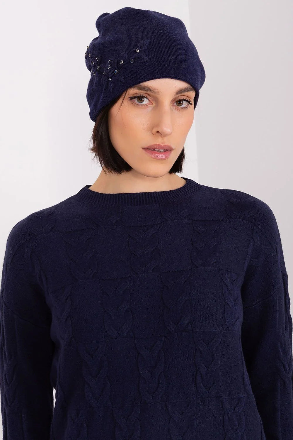 Bonnet d'hiver en tricot lisse pour femme, acrylique coton cachemire, application décorative, style élégant et cosy, bleu marine profond, détails en perles noires, look casual-chic