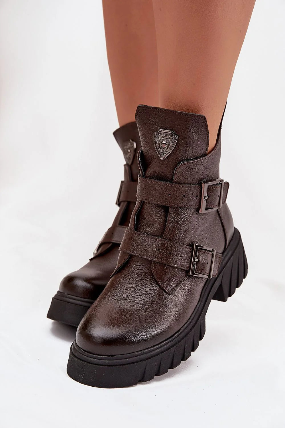 bottines cuir grainé marron foncé cheville feutre chaud confortable fermeture éclair latérale sangles boucles réglables semelle crantée antidérapante écusson métallique