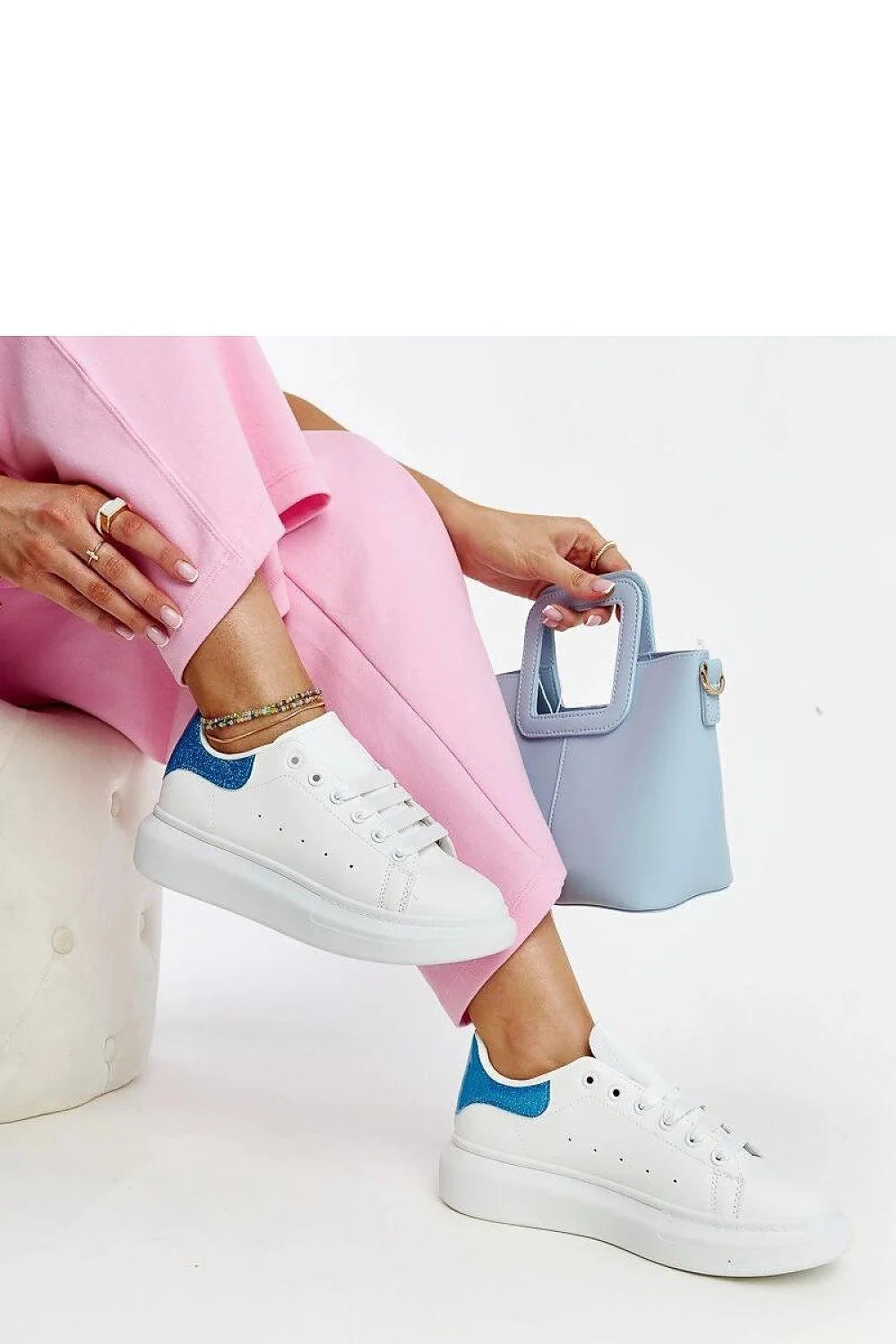 Baskets mode femmes style décontracté cuir synthétique blanche bleu pailleté semelle épaisse fermeture lacets perforations
