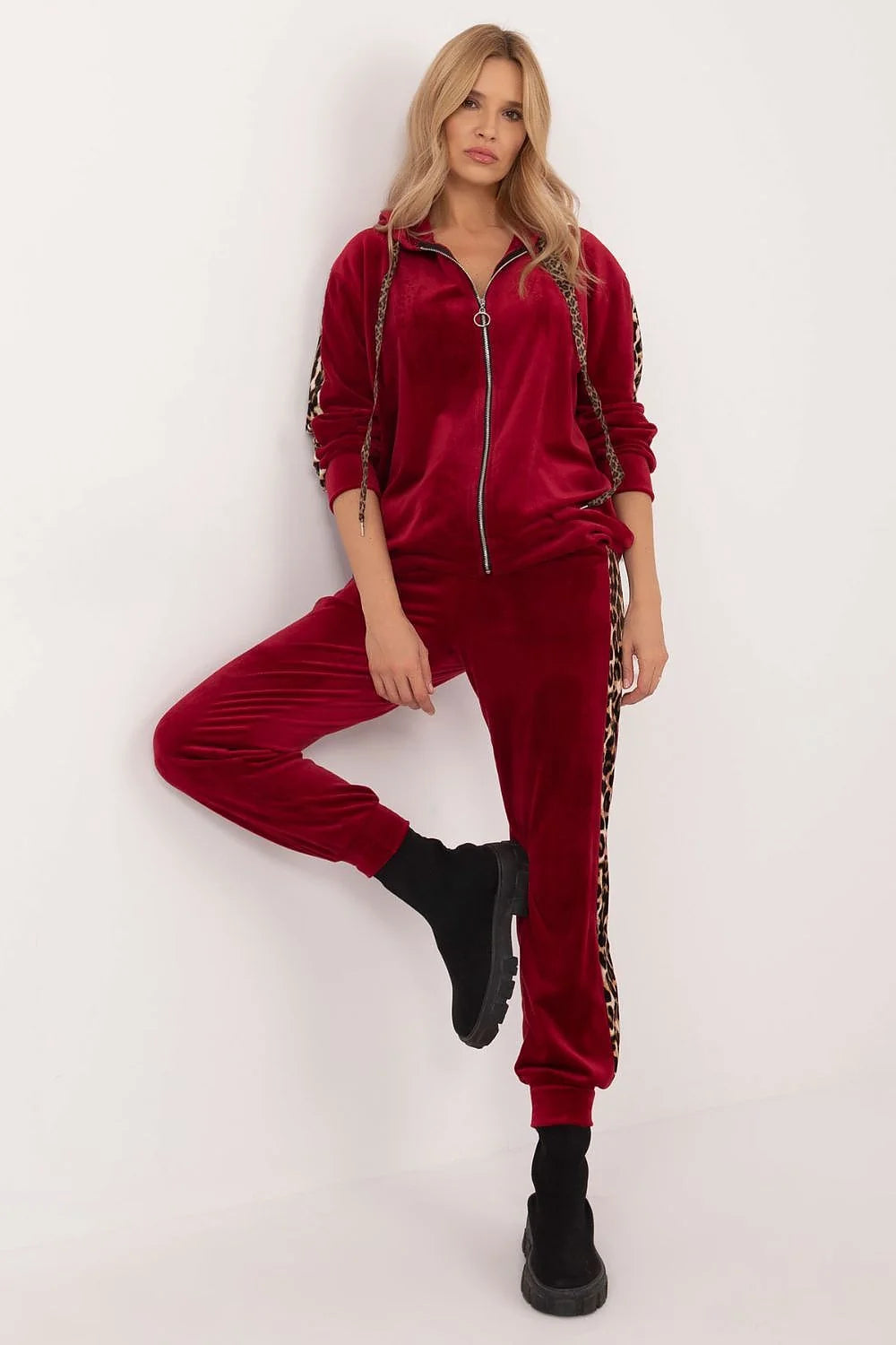 Ensemble velours Italia Moda femme veste capuche pantalon taille haute imprimé animal bordeaux matériaux luxueux mode tendance confort