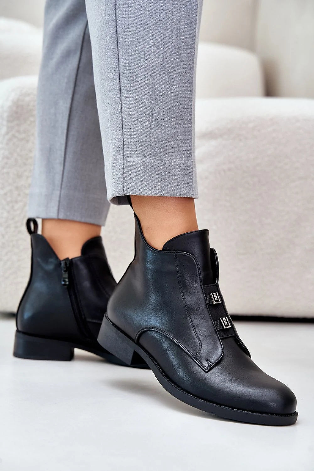 Bottines pour femmes en cuir noir élégantes style moderne coupe mi-haute talon confortable occasion quotidienne et habillée