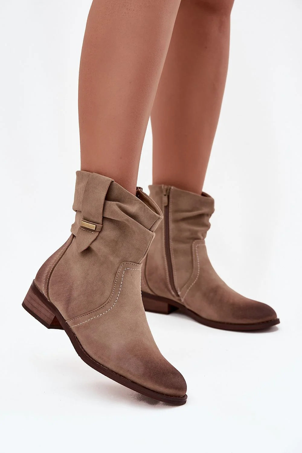 bottines femme suède écologique souple tige froncée doublure fourrure confort fermeture éclair latérale bride décorative boucle dorée talon bas