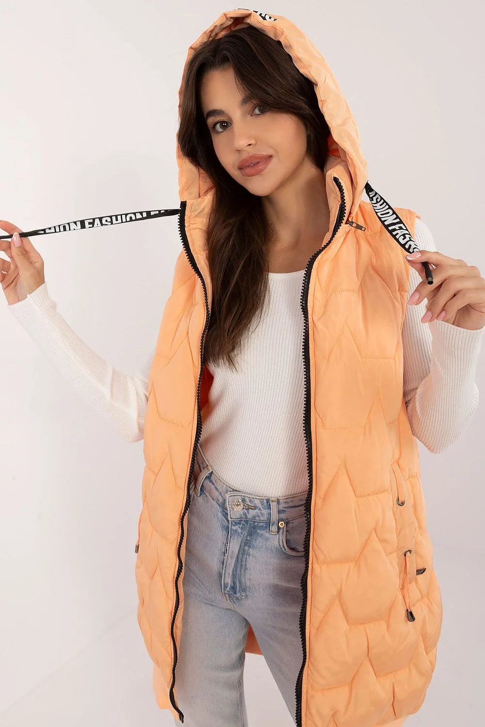 Gilet sans manches pour femme matelassé couleur pêche douce polyester rembourré capuche amovible fermeture éclair noire poches zippées moderne urban style