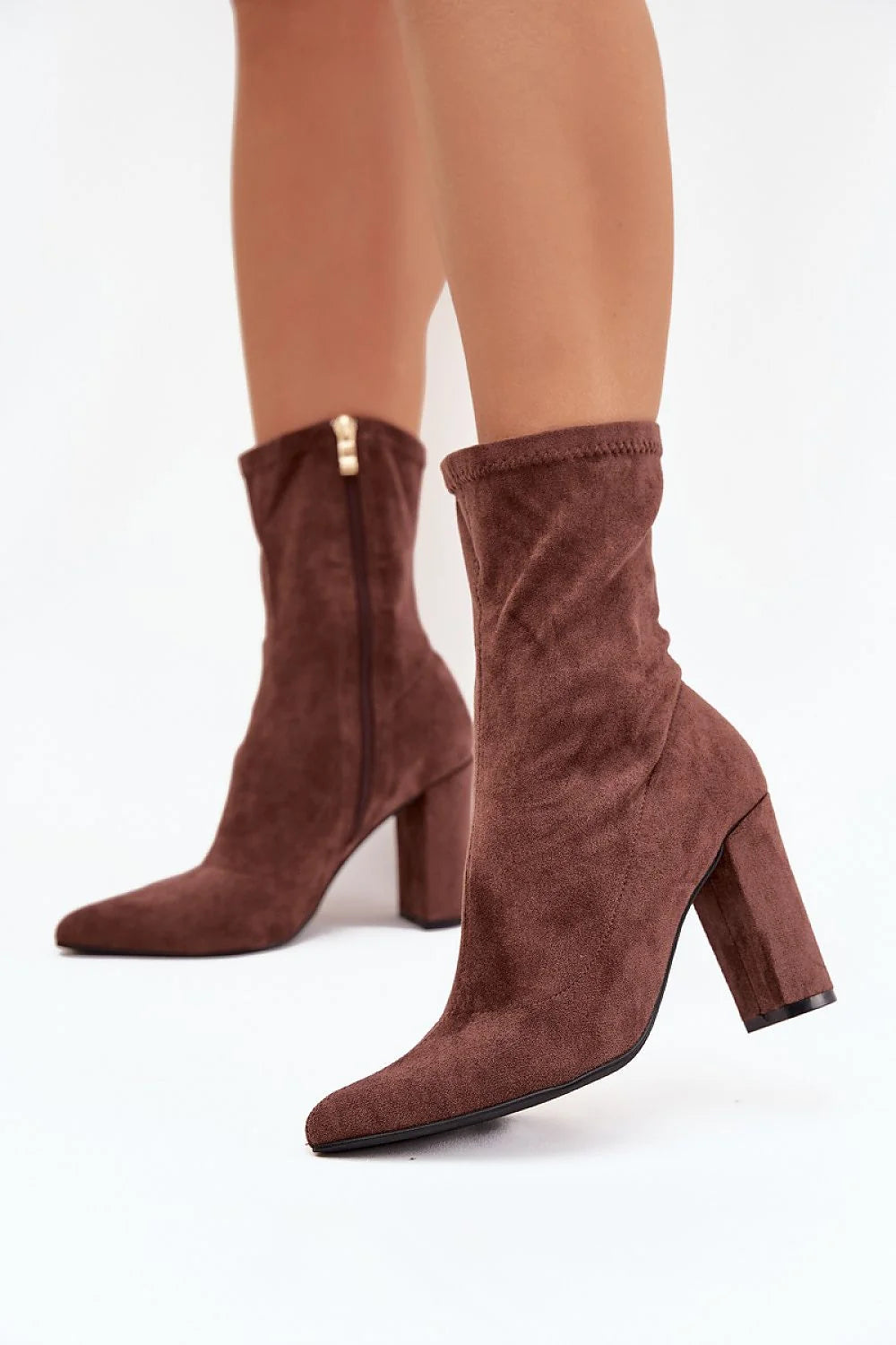 bottines femme suédine écologique marron chocolat bout pointu silhouette ajustée style chaussette finition texturée talon bloc haut robuste fermeture éclair