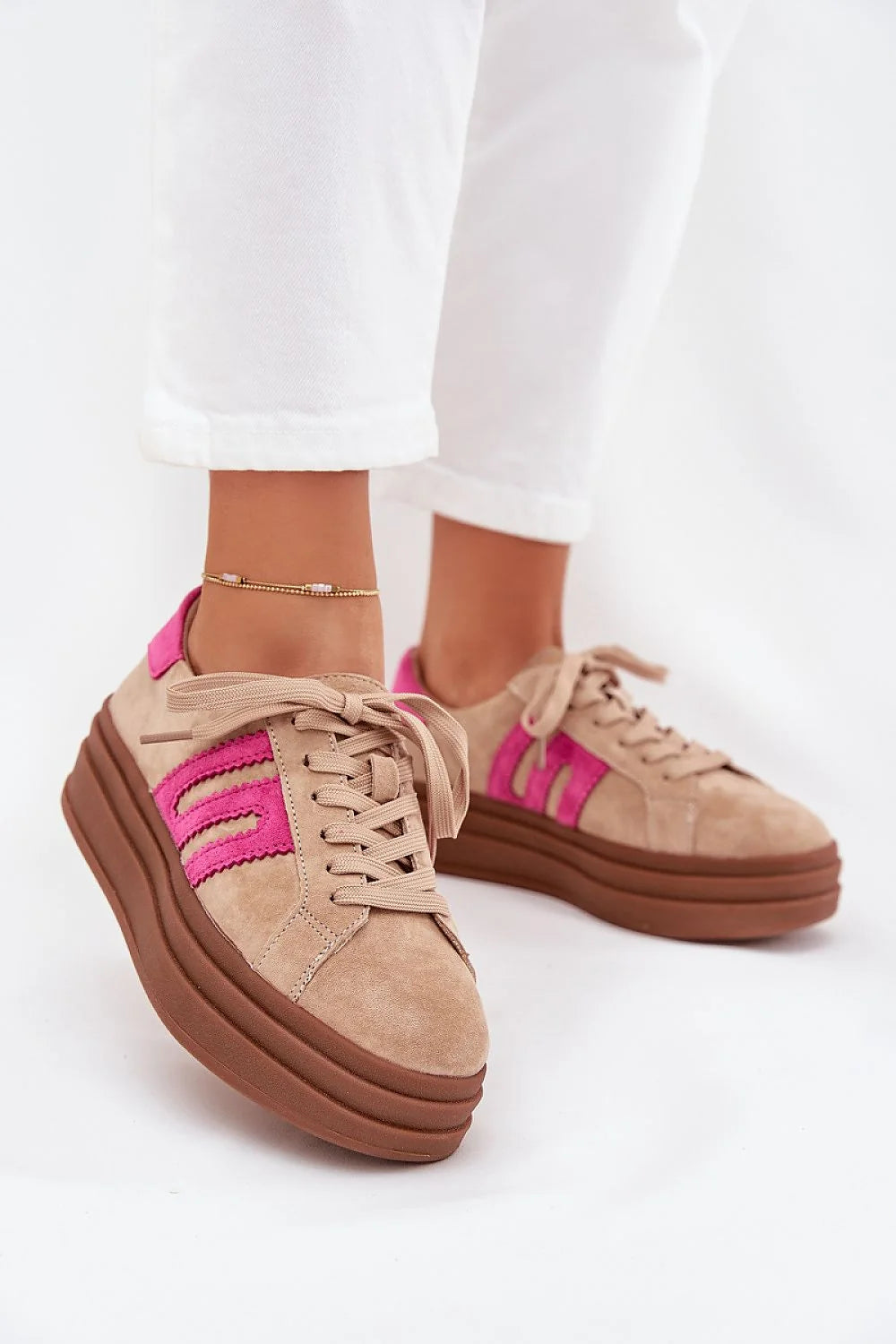 baskets femme plateforme suède beige coupe basse rétro sportive empiècements fuchsia velours semelle compensée caoutchouc marron lacets plats bout rond