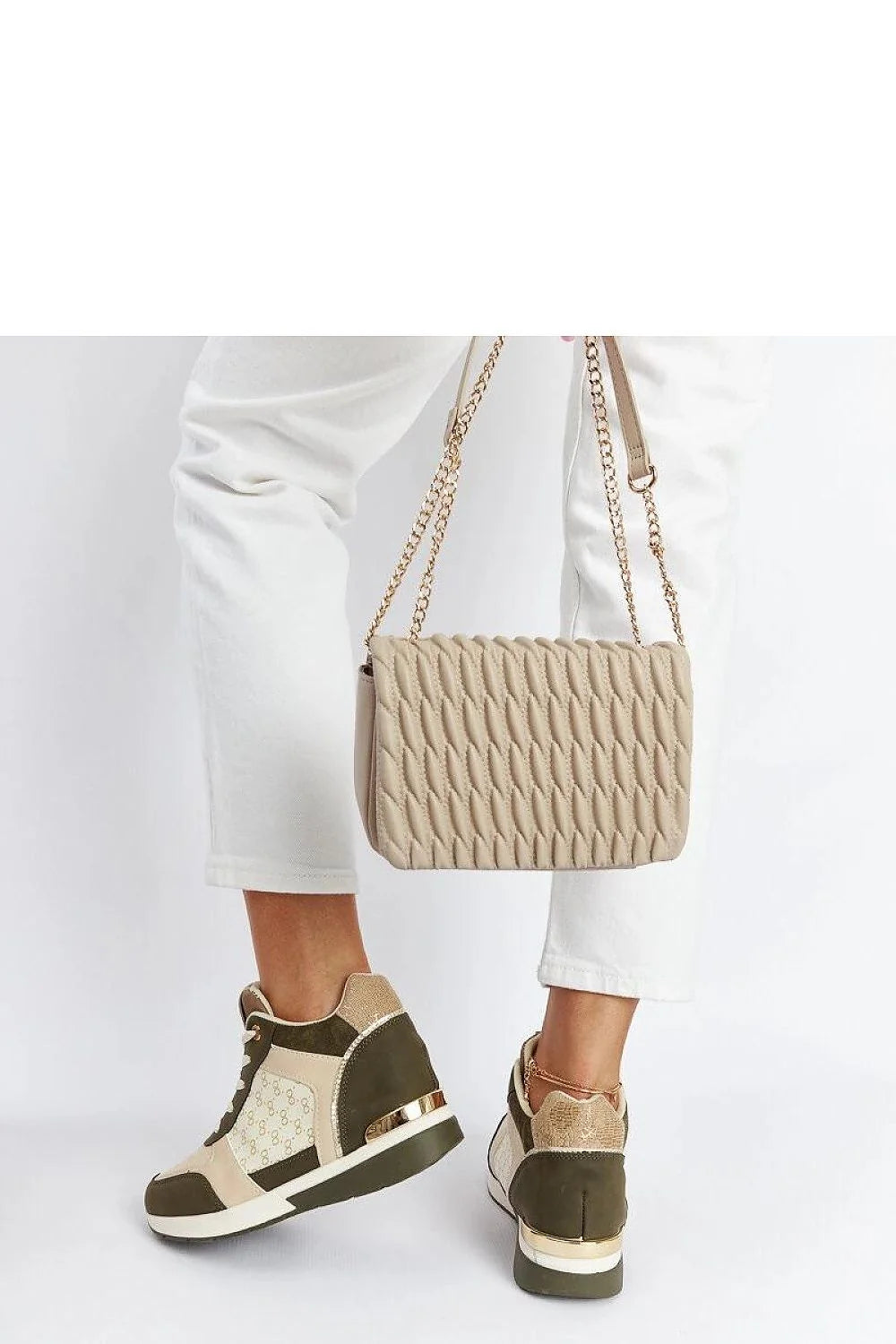 Baskets plateforme design moderne cuir écologique effet daim semelle verte lacets métalliques dorés femme