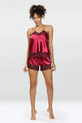 ensemble deux pièces satin bordeaux grenat brillant dentelle noire caraco short décolleté V fines bretelles spaghetti taille élastique