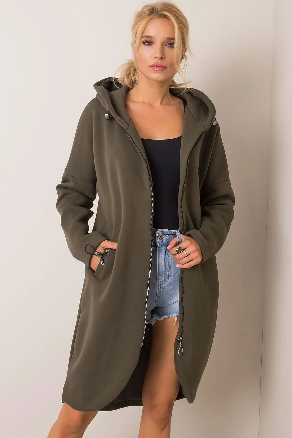 sweatshirt long oversize mi cuisses capuche ajustable fermeture zippée métal manches longues poches latérales cordons œillets molleton épais kaki olive