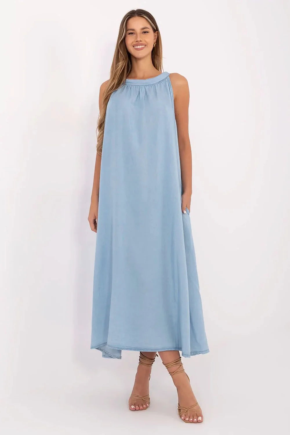 Robe estivale longue sans manches bleu ciel coupe ample matériau fluide poches latérales sandales accessoirisées