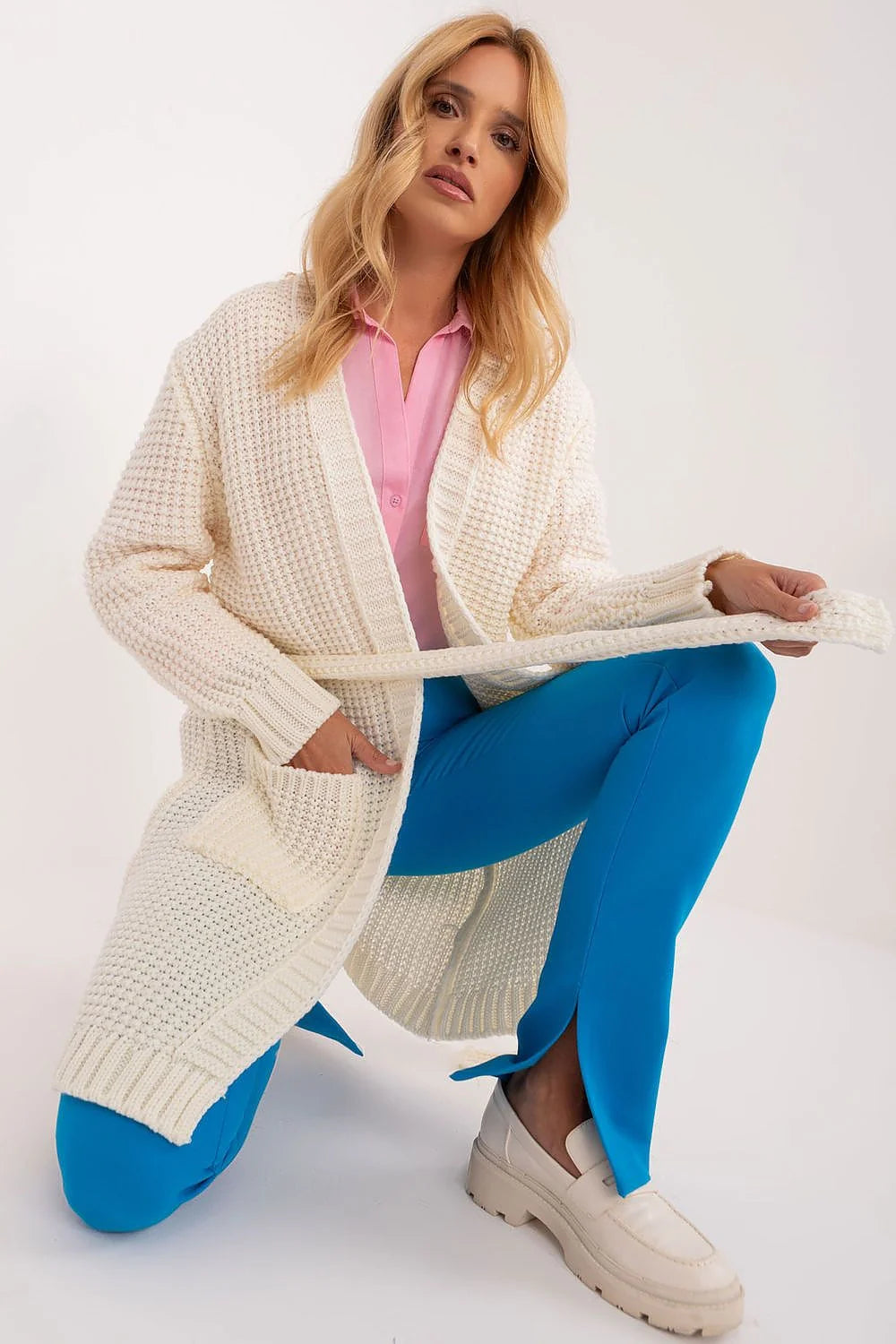 cardigan femme long ceinturé grosse maille ivoire oversize ouvert genoux manches longues côtelés poches plaquées ceinture amovible gaufrée