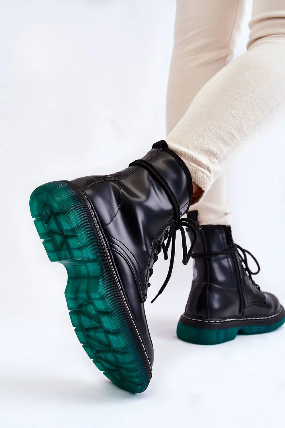Bottes pour femmes style combat moderne audacieux cuir synthétique noir semelle verte translucide fermeture éclair latérale