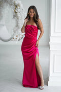 robe longue satin brillante bustier sans bretelles fuchsia coupe ajustée drapée rosace sculptée fronces taille fente haute cuisse glamour soirée