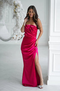 robe longue satin brillante bustier sans bretelles fuchsia coupe ajustée drapée rosace sculptée fronces taille fente haute cuisse glamour soirée