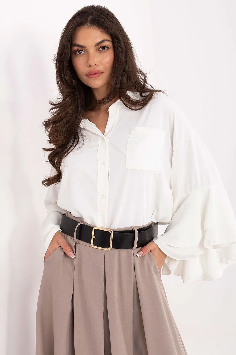 chemise femme blanche manches longues volants superposés col montant boutonnée poche poitrine coupe courte fluide drapée polyester élasthanne stretch confortable