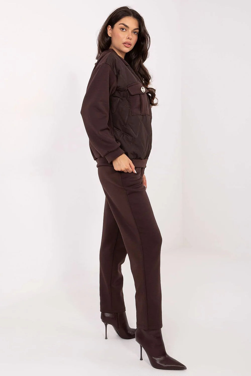 ensemble femme survêtement bomber matelassée chocolat satiné veste courte boxy poches poitrine bouton doré pantalon droit maille stretch taille haute