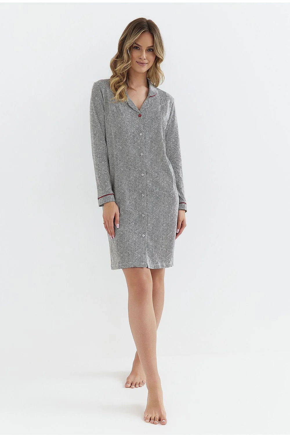 Chemise de nuit élégante femme confortable coupe droite motif à chevrons gris rouge matériau doux