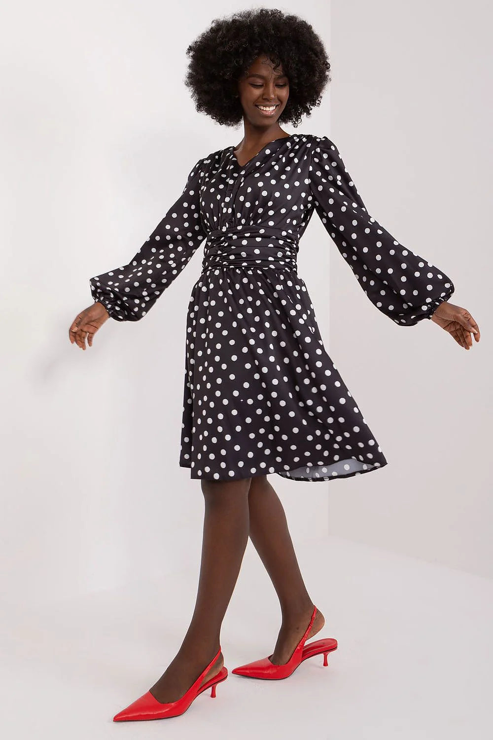 Robe de cocktail élégante à pois noirs et blancs, manches longues, coupe ajustée, longueur midi pour femme