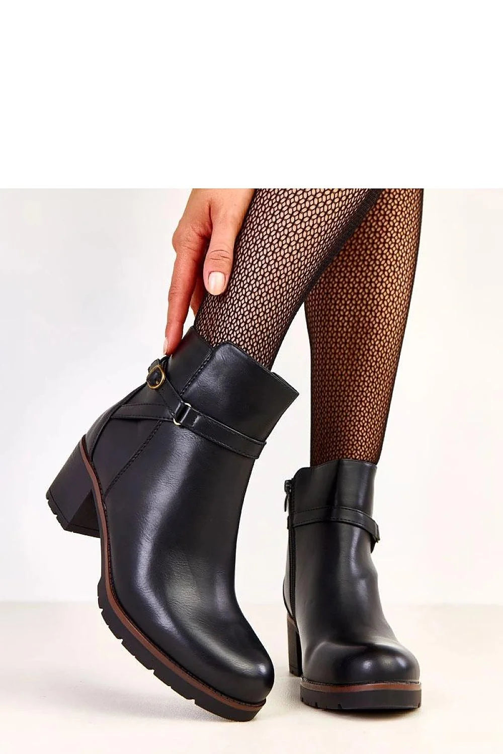 bottines cuir écologique noir cheville haute bout rond bride décorative boucle métal fermeture zippée talon bloc semelle crantée