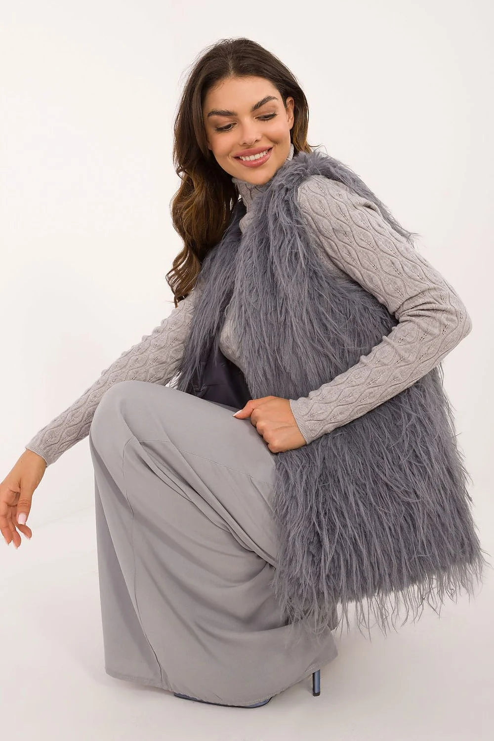 Gilet sans manches en fausse fourrure grise cendrée style décontracté pull col roulé motif torsadé pantalon large femme