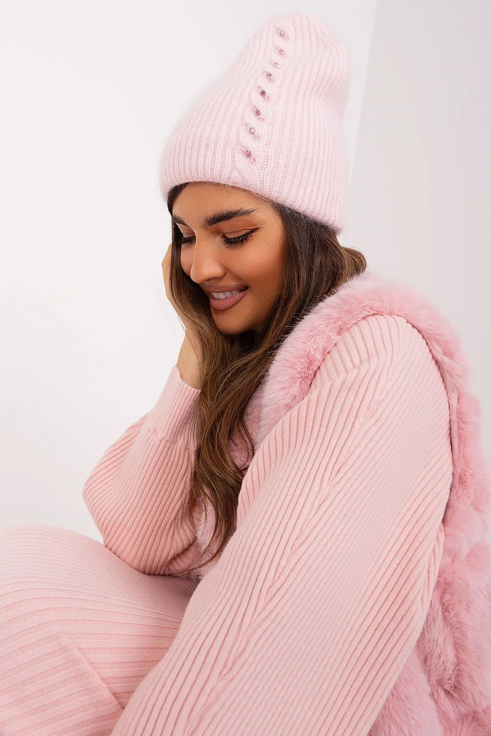 Ensemble hiver féminin complet bonnet pull gilet fourrure synthétique rose pâle texture douce matelassage confort