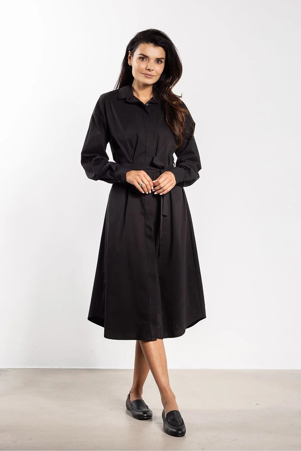robe chemise midi noire ceinturée col classique boutonnage dissimulée manches longues poignets boutonnés taille cintrée jupe évasée popeline polyvalente élégante