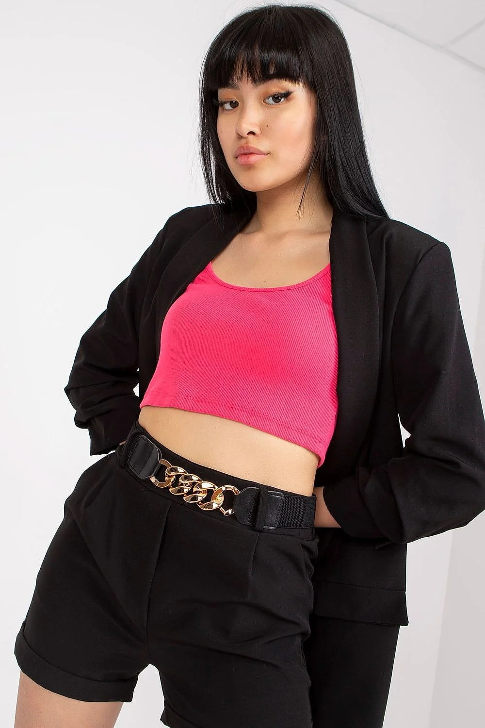 ensemble femme élégant blazer blanc manches retroussées col cranté short taille haute revers courts ceinture noire chaîne dorée