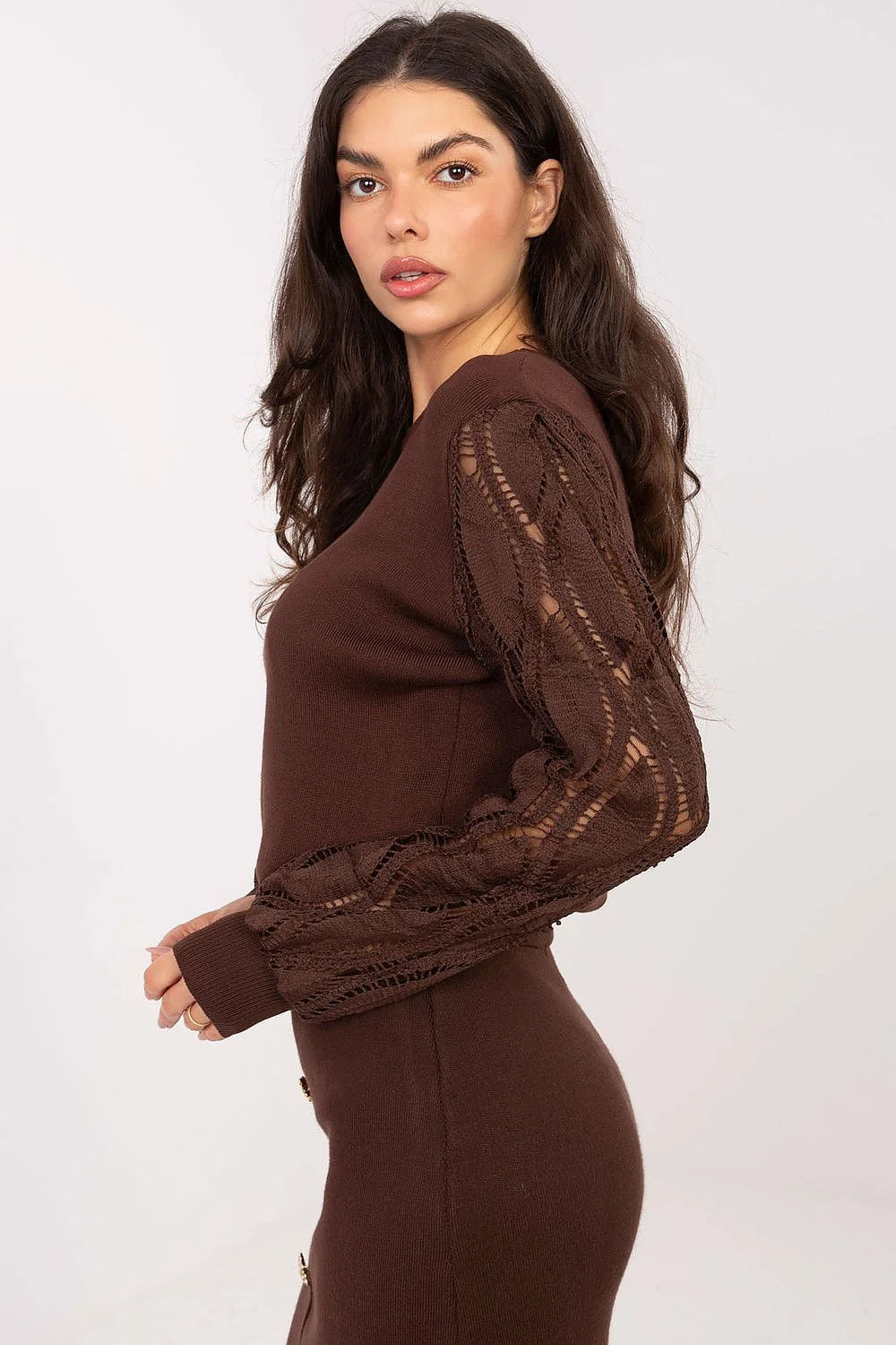 pull femme maille chocolat col rond manches ballon ajourées crochet détails dorés boutons ourlets côtelés finition stretch silhouette ajustée élégante