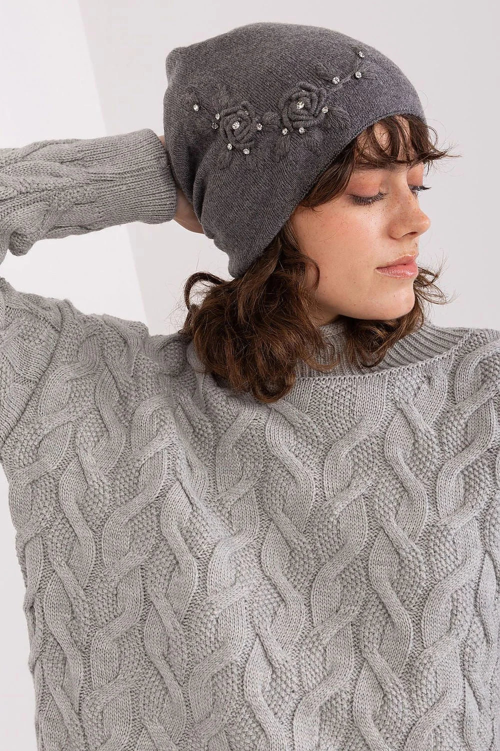 Bonnet et pull tricoté en laine acrylique gris uni motif floral cabling texture douce confort hiver mode élégant femmes