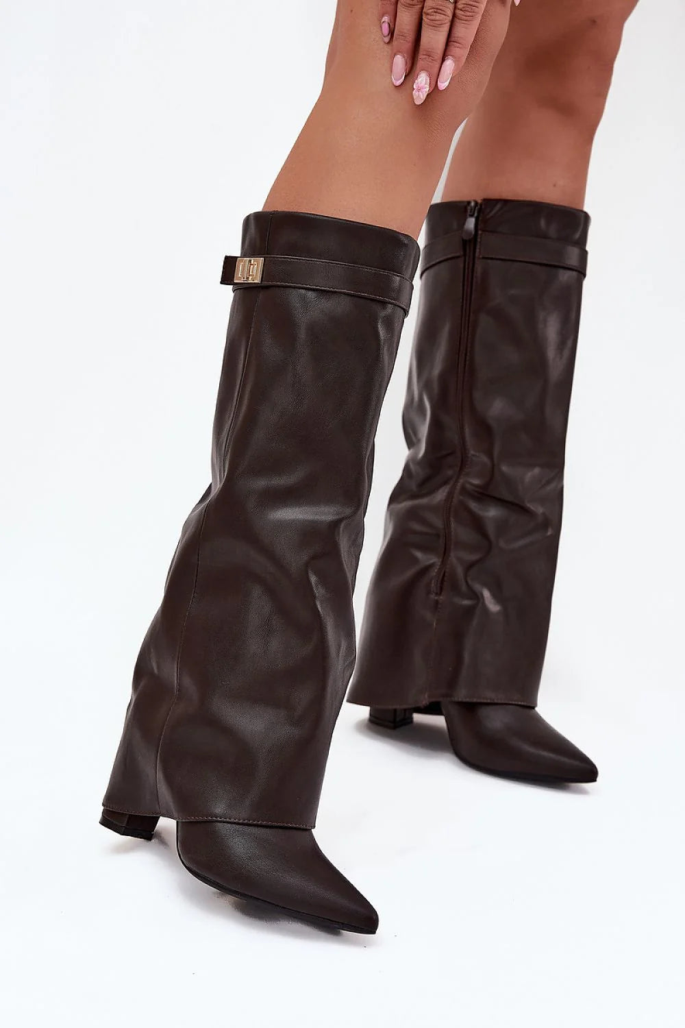 bottes femme similicuir genou marron foncé bout pointu talon colonne confortable tige repliée bride dorée boucle fermeture éclair