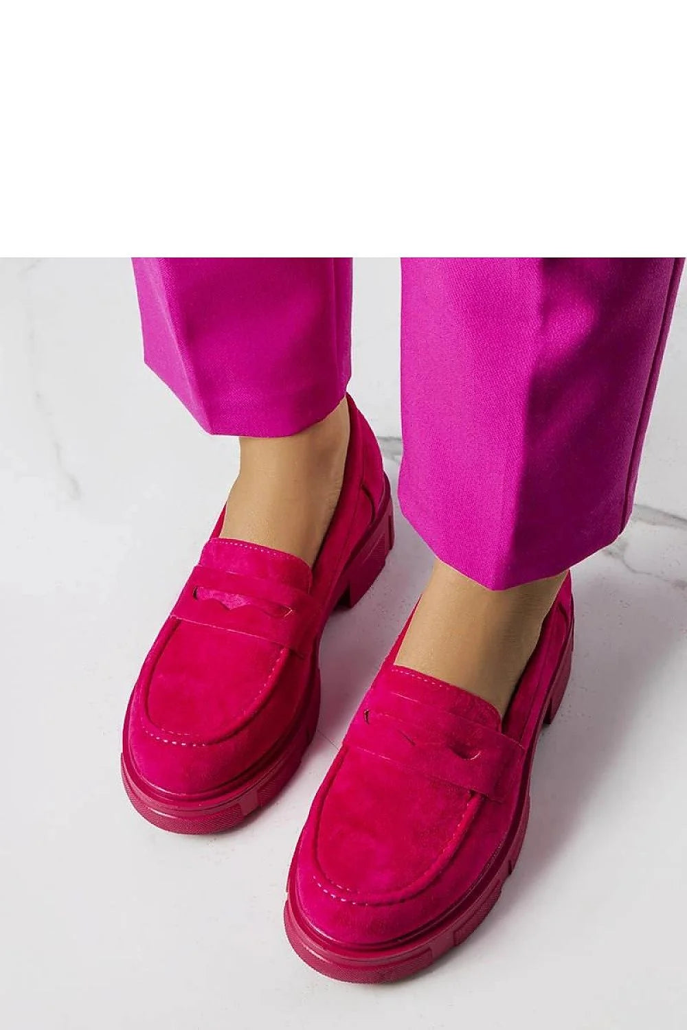 Mocassins femmes design moderne audacieux fuchsia vif faux daim texture douce semelle colorée confort optimal