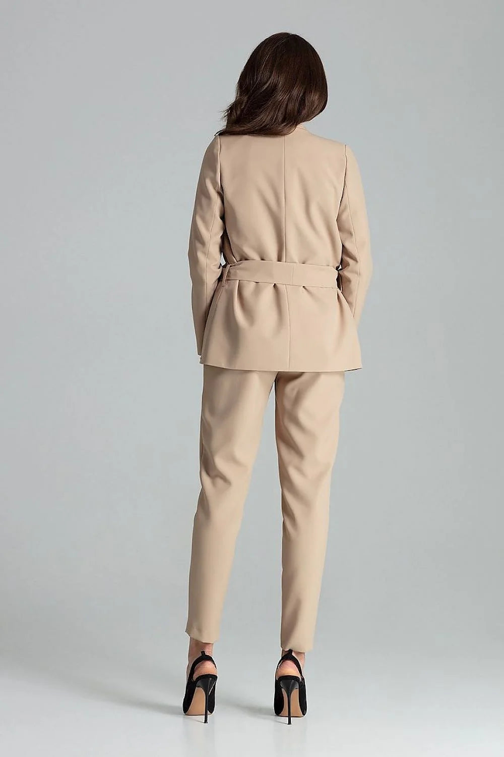 Ensemble tailleur femme polyester beige élégant ceinture ajustable style professionnel moderne pour occasions spéciales
