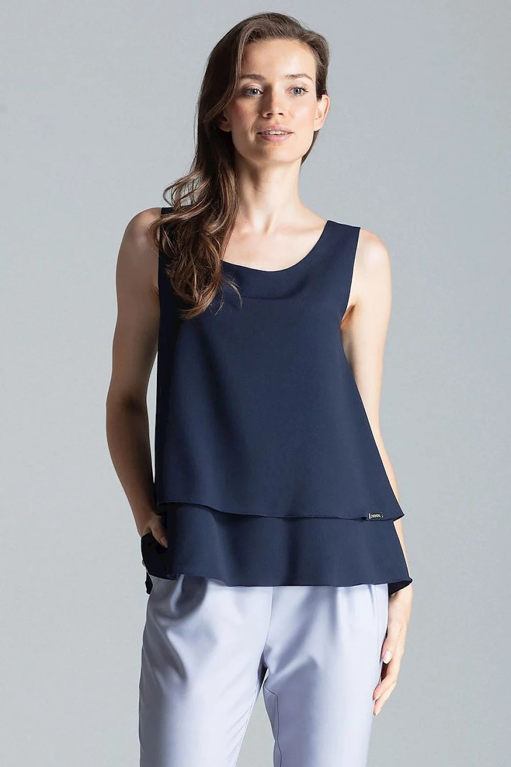 Haut élégant sans manches en polyester bleu marine coupe fluide superposition tissu femme moderne