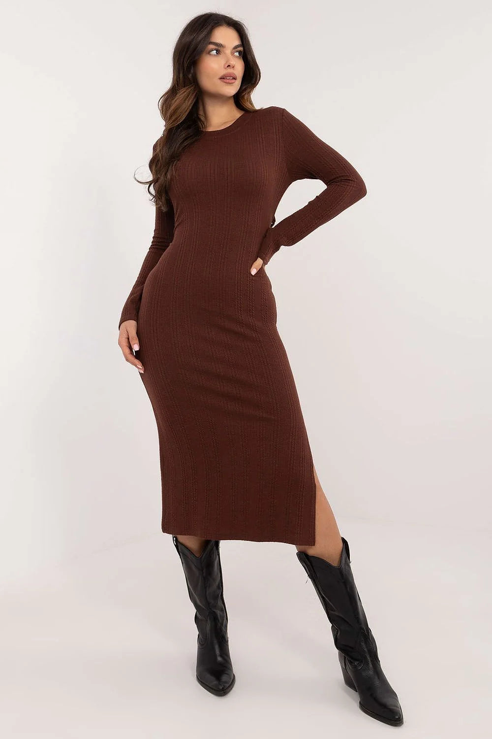 Robe de jour maille tricotée couleur marron taille ajustée manches longues col rond style intemporel bottines noires femme