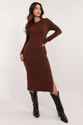 Robe de jour maille tricotée couleur marron taille ajustée manches longues col rond style intemporel bottines noires femme