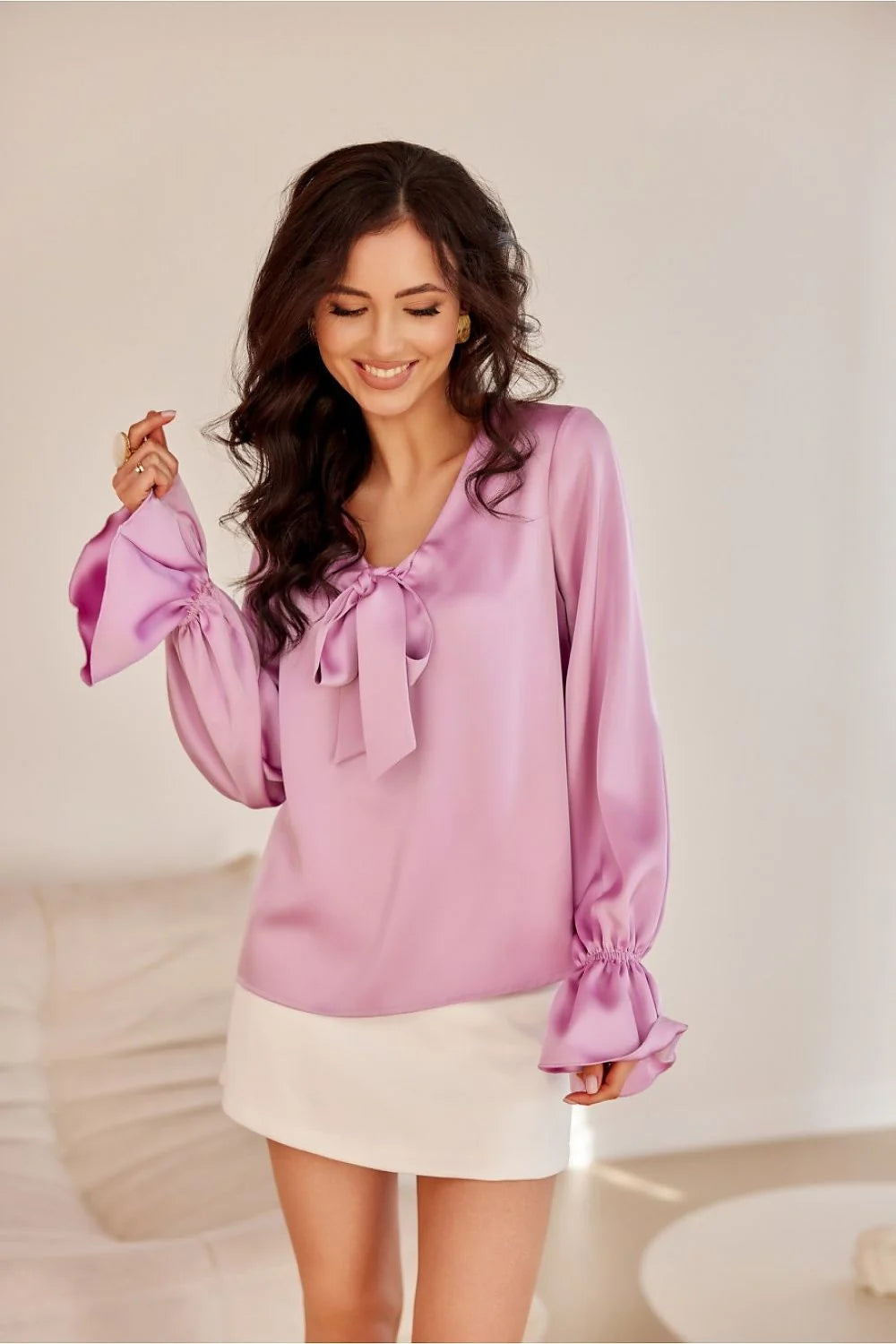 Chemisier élégant pour femmes en soie/satin couleur rose lavande manches longues bouffantes poignets élastiques col V nœud romantique