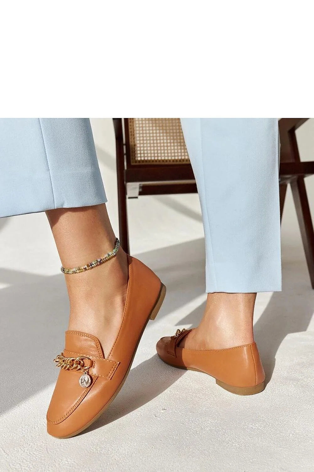 Moccasins pour femmes design élégant style intemporel chaîne dorée similicuir couleur camel confortable occasion polyvalente