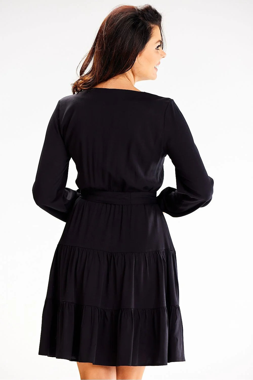 robe noire femme courte manches longues encolure V volants jupe étagée taille nouée cintrée fluide satinée trapèze polyvalente