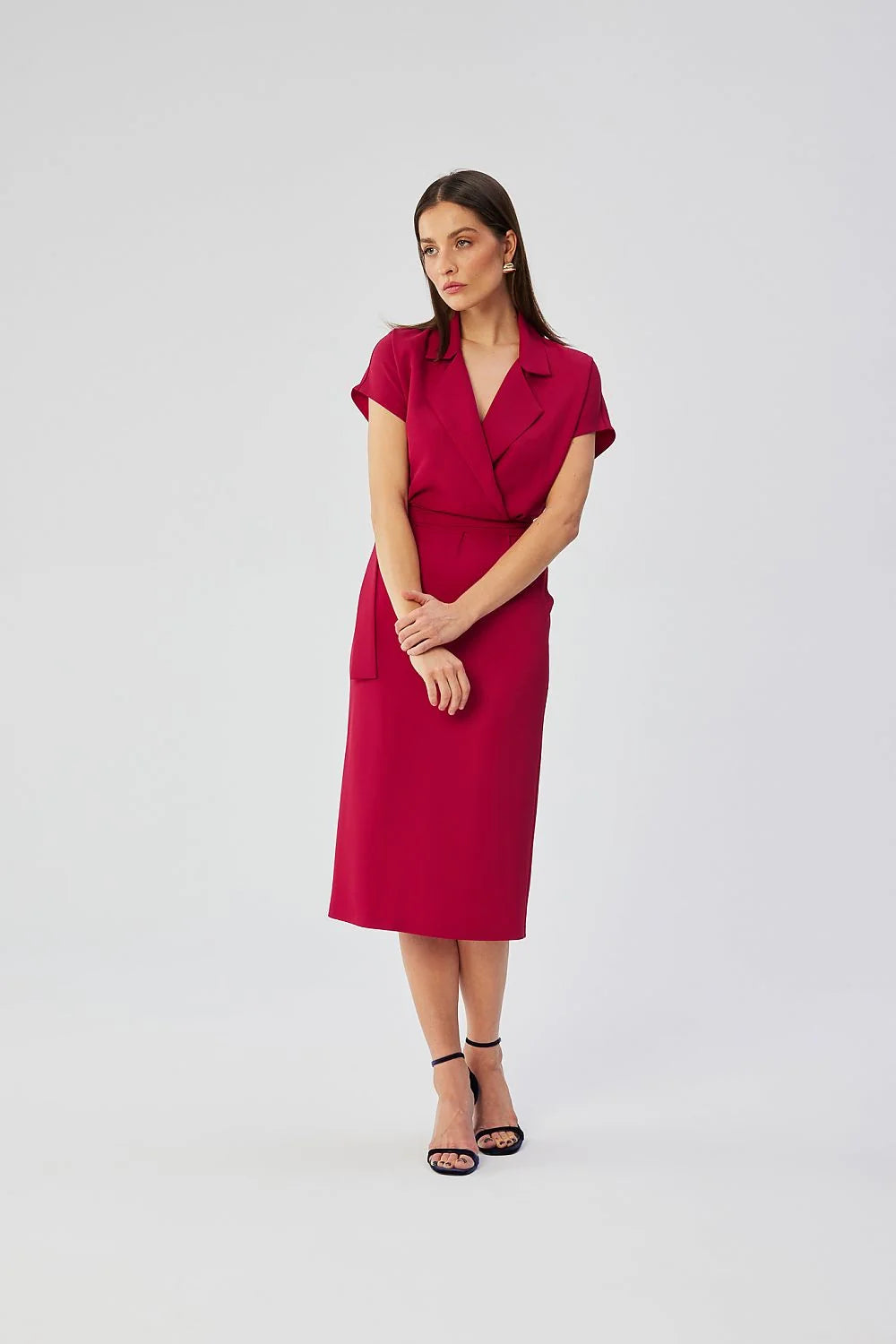 Robe midi élégante pour professionnelles ou semi-formelles, style droite, col à revers, manches courtes, ceinture intégrée, tissu polyester, couleur rouge profond, poches décoratives, fermeture discrète, coupe ajustée, femme