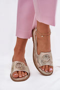 sandales femme élégantes modernes cuir métallisé doré champagne bout arrondi bride arrière boucle ajustable médaillon strass semelle plate