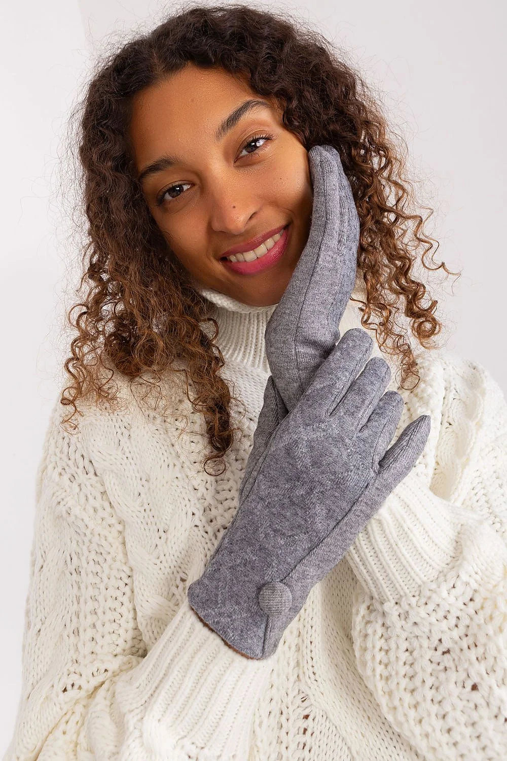 ensemble hivernal élégant confortable femmes pull tricot torsadé col roulé laine mélangée gants minimalistes gris chiné