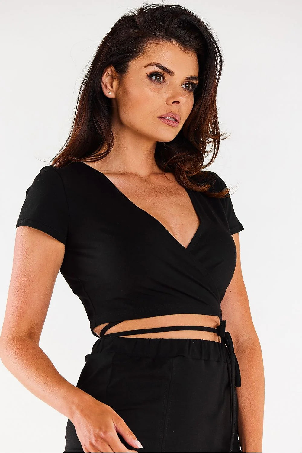 Chemisier Infinite You Femme Coupe Cache-Cœur Manches Courtes Matière Coton Elasthanne Noire Taille Ajustée Élégant Moderne Design Épuré Haut Polyvalent