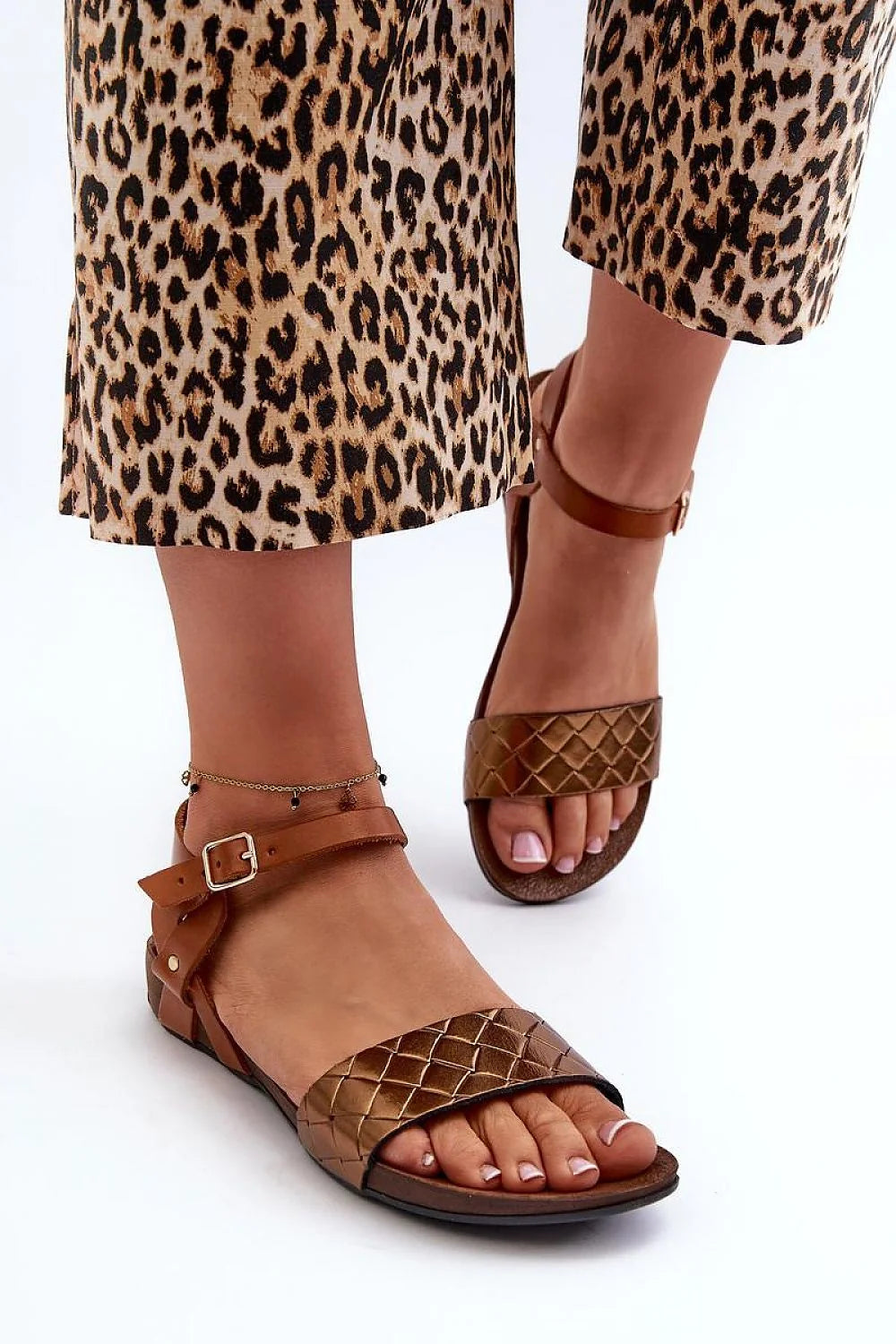 Sandales plates pour femmes en cuir véritable, design élégant, bride tressée dorée, confort maximal, idéales pour l'été, style casual ou habillé