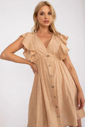 Robe d'été féminine design raffiné coupe évasée manches volants décolleté en V couleur beige matériau coton lin texture gaufrée finitions soignées taille haute ajustable
